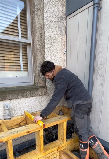 Continuing to chip away at millboard decking project✔️🔥 19/1/2026 Managed to get bulk head framed out which can be used as a seat✔️ this also covers all services which will have an access panel for repairs if needed in the future✅ Need to create 2 bespoke curved steps so that’s a challenge been accepted 👀keep eyes peeled for these Once framed out this lead roof onto framing out the steel work for more millboard✅ #apprentice #joiner #framing #decking #fyp