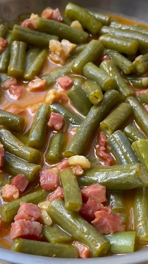 ✨Judías verdes con jamón ✨Ingredientes: Para 2 personas 500 gr de judías verdes frescas(300 gr ya cortadas) 150 gr de jamón serrano a taquitos 2 dientes de ajos 1 cucharadita de harina de trigo 1 cucharadita de pimentón 100 ml de vino fino Sal y Pimienta Aceite de oliva virgen extra | Y hoy qué comemos