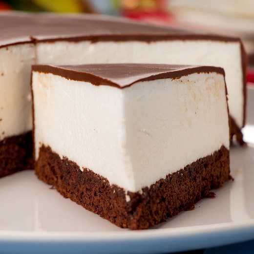 Tort rapid “Lapte de pasăre” – un desert delicios la maxim! Nu ratați această rețetă! Vezi aici rețeta completă => http://savuros.info/recipe/tort-rapid-lapte-de-pasare-un-desert-delicios-la-maxim-nu-ratati-aceasta-reteta/ | Savuros.TV