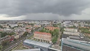 Fantastyczny widok z 17. piętra Unity Tower (dawnego Szkieletora) na przemieszczającą się nad Krakowem strefę intensywnych opadów. Wow! Nagranie nadesłał Daniel, dziękuję! | Kataklizmy w Polsce i na świecie
