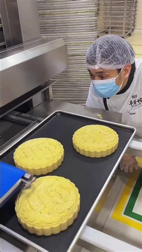 This Lying Position Is So Comfortable #Satisfying #Mooncake