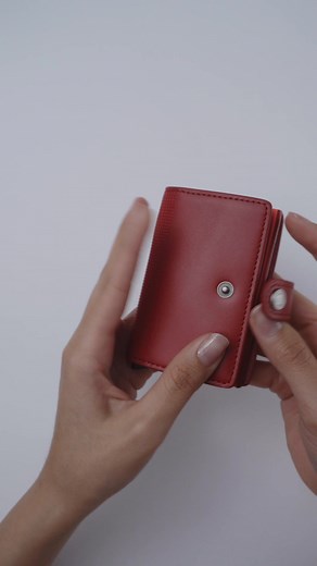 23 reactions | La billetera Altius Secrid mantiene tus tarjetas organizadas y tus datos protegidos gracias a su tecnología RFID. Con espacio para hasta 8 tarjetas, un mecanismo de acceso rápido y un compartimento exterior para lo esencial, es compacta, práctica y perfecta para tu día a día. | Victorinox | Facebook
