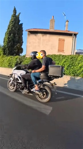 As an added bonus, flip-flops and a drum kit on my lap #marseille #motorcycle #dashcam