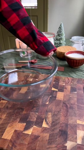 CHEESY GARLIC BUTTER DINNER ROLLS 🧈😮‍💨 please watch till the end for the cheese pull 🤚 you NEED these at your Christmas gathering!! First of all, thanks for all of the love on the dinner rolls reel I posted a couple of weeks ago🫶🍞 I love how much y’all enjoy the bread and baking series!!🥹 That’s why I decided I needed to revisit the classic dinner rolls recipe and add some ✨spice✨ I also have another version coming tomorrow night🤭 Let’s make them… - First, grab a large mixing bowl and ad
