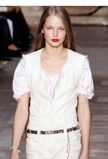 Her first runway (2005) and her Last runway (2008🕊️)#fragantica #ruslanakorshunova #русланакоршунова #2000s #fyp