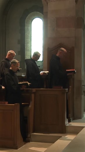Domaine des Abbayes du Barroux | Vignoble on Instagram: "Un trésor liturgique monastique et ecclésial. Pour la tradition bénédictin, le Salve Regina incarne un instant de recueillement, une salutation à Marie. Il unit la musique, le texte, la spiritualité et la discipline monastique. Sans chercher à en faire un « objet de musée », on peut dire qu’il demeure une des expressions les plus profondes de la vie monastique orientée vers la louange, l’espérance et l’attente de la lumière dans les ténèbr