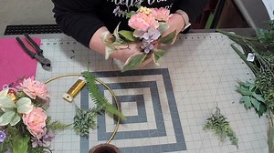 Have y'all had a chance to try out this Spring Hoop Wreath, yet? I simply love it!! See the full tutorial on the blog: https://southerncharmwreaths.com/spring-hoop-wreath/ | Southern Charm Wreaths