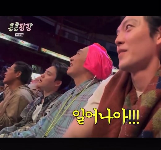 Kyungsoo, Kwangsoo y Woobin en México. Arena Mexico (lucha libre) Kyungsoo no se podía recuperar del jet lag. Se estaba durmiendo. 🫩😴🥱 | EXO s.a