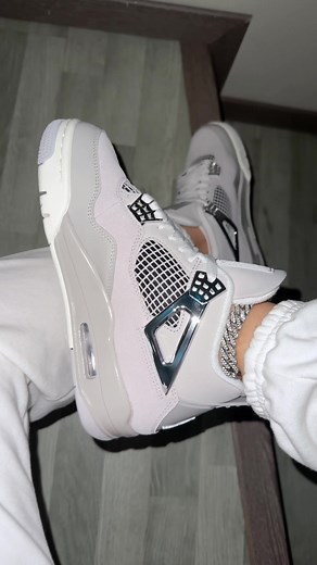 SON PRECIOSOS 😱😍 #jordan #jordans #jordan4 #jordan4silver #plata #silver #white #beige #blanco #sneakerunboxing #sneakertrends #sneakersforwomen #sneakerinspo #hypebeast #streetwear #prettysneakers #perfectshoes #sneakeroutfit #sneakergirl #sneakerhead #paratii #foryoupageofficial #viral_video #viralvideos