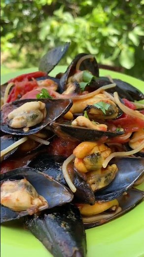 Spaghetti 🍝 with mussels and cherry tomatoes #shorts