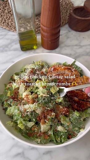 the best grilled chicken caesar salad recipe topped with toasted breadcrumbs 🫶 Grilled Chicken Caesar Salad with Toasted Breadcrumbs Serves 4 Ingredients Chicken 2 chicken breasts 1 tsp paprika 1 tsp onion powder 1 tsp garlic powder 1 tsp oregano Salt & pepper Bread crumbs 2 rosemary sprigs 2 thyme sprigs 2 hamburger buns or pieces of Bread Avocado oil spray Salad 2 heads romaine lettuce, chopped 1 cup Parmesan cheese, grated Caesar dressing 1/2 lemon, juiced 2 garlic cloves 2 anchovies 2 egg y