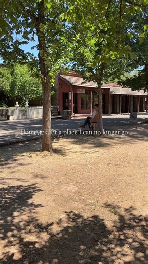 Traveling Blues: How to Beat Homesickness on the Road #TravelTips #HomesickSolutions