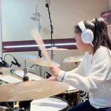 Just look how well this drummer girl plays 😱