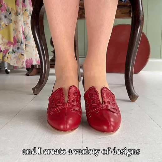 Beautiful vintage shoes are often either uncomfortable or impossible to find. Nobody wants sore feet – but modern shoes lack the true vintage charm. My shoes combine classic designs from 1900-1960 with modern comfort and full-grain leather – and are also available in wide sizes😊 ✅ Free shipping 🇪🇺🇳🇴🇨🇦 ✅ Free returns 🇧🇪🇩🇪🇫🇷🇸🇪🇪🇸🇳🇱🇦🇹🇨🇿🇫🇮🇭🇺🇮🇹🇱🇺🇳🇴🇵🇱 ✅ 5,500 5-star reviews ⭐️ If you have any questions, feel free to ask 💕 Mette | memery