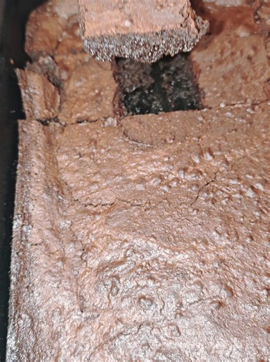 Wir bekommen heute Abend Grill Besuch. Dafür habe ich meinen berühmten saftigen Brownie gemacht. Guckt euch an wie Saftig der ist. 🤤😍 Rezept: Für eine kleine Backform (ca. 20x20 cm): 200 g Dunkle Schokolade (mind. 60% Kakaoanteil) 150 g Butter 150 g Zucker (oder brauner Zucker für mehr Karamell-Note) 3 Eier (Größe M) 1 Prise Salz Optional: 50 g gehackte Walnüsse oder zusätzliche Schokotröpfchen (meiner ist diesmal komplett ohne Nüsse) #brownies #saftig #easycooking #viral #foodtok