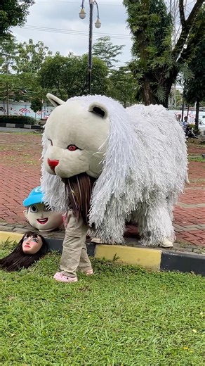 Alika pakai kedok cantik di gigit can macanan