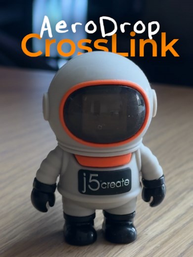 🧑‍🚀 Te dejo el link en mi bio. El AeroDrop CrossLink de J5Create hace que usar una PC con productos de Apple se sienta muchísimo más parecido a usar una Mac. Bajo 100 · Parte 9 Poder usar AirDrop, AirPlay o mover el mouse entre dispositivos es de esas cosas que extrañas muchísimo cuando regresas a Windows. Este astronauta intenta resolver justo eso. 1️⃣ AirDrop entre tu PC y tu iPhone o iPad 2️⃣ AirPlay para proyectar la pantalla 3️⃣ Compartir mouse y teclado entre dispositivos 4️⃣ Usar tu iPa