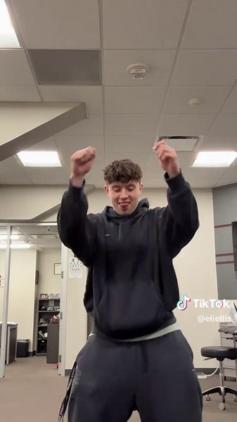 Our athletic trainer said “Haven’t seen you make a TikTok in a while Eli” so I made one right there 😂😂 #uofsc #share #like #fyp