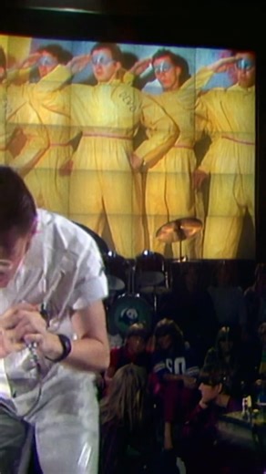 DEVO’s quirky 1979 TV performance ⚡ #DEVO #Rockpop #NewWave #1979 #PostPunk #GermanTV #YTShorts