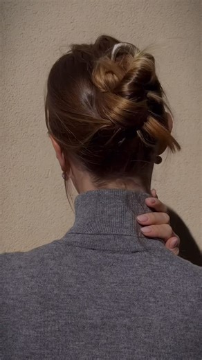 Stelan Mergenthaler | Luxury Content & UGC on Instagram: "A Ralph Lauren inspired hairstyle, easy to replicate and incredibly chic. 🥐 #french #hairpin #classic #elegant #hairstyle"