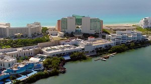 Cancún tiene todo para ofrecer unos días placenteros: clima perfecto, hermosos atardeceres, y Live Aqua Beach Resort Cancun. Reserva hoy y disfruta hasta un 60% de descuento. | Live Aqua Beach Resort Cancun