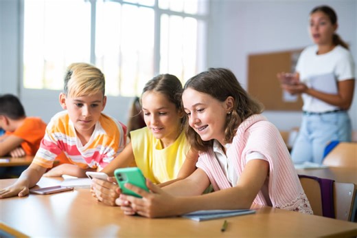 Teens spend 90  minutes on their phones during typical school day