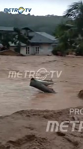 Hujan deras yang mengguyur Kota Sibolga, Sumatra Utara, kembali memicu bencana banjir pada Rabu sore (10/12/2025). Banjir susulan ini merendam sejumlah rumah warga dengan ketinggian air mencapai 2 meter. Banjir terjadi sejak Rabu siang akibat meluapnya Sungai Aek Doras Sibolga Julu. Tingginya debit air dari daerah hulu membuat sungai tidak mampu lagi menampung air, sehingga luber ke permukiman sekitar, khususnya di lokasi Sibolga Julu, Jalan Dolok Matimbang, di depan SMK Negeri 2 Sibolga. #Banji