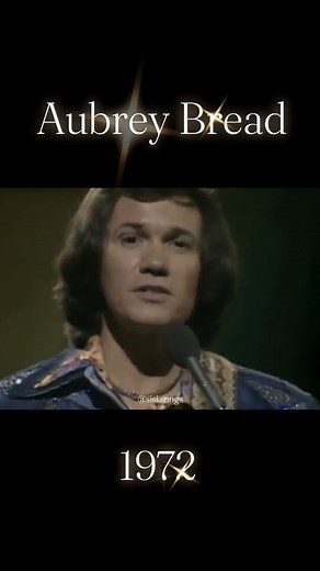 8K reactions · 84 shares | " Aubrey " é uma canção escrita e composta pelo cantor e compositor americano David Gates , e originalmente gravada pelo grupo de soft rock Bread , do qual Gates era o líder e principal produtor musical. Apareceu no álbum Guitar Man de 1972 do Bread . . . . . . . #music #reels #flashback #reelsmusic #davidgates #aubrey #70smusic | Sisi Songsforever | Facebook