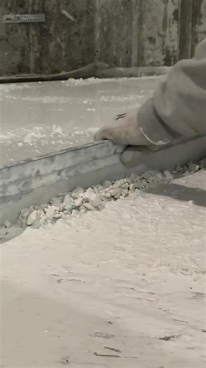 Продовжуємо роботу над об’єктом у Львові, створюємо унікальну заливну підлогу терраццо для майбутнього ресторану «Marmelad». Особливість цього проєкту - акцентна інкрустація великофракційним мармуром. Ми інтегруємо масивні фрагменти натурального каменю в полотно підлоги, що створює неповторний природний малюнок та додає інтер’єру вишуканості. Що далі? Попереду фінальний штрих - кристалізація. Це фізикохімічний процес, який ущільнює структуру каменю та підвищує зносостійкість до максимуму. Шліфув