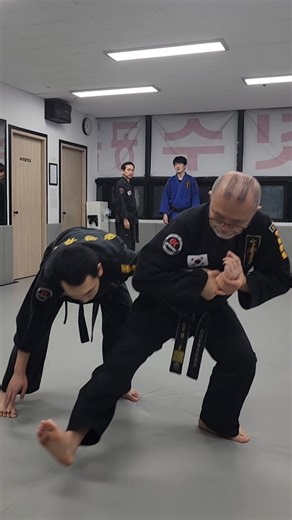 KANG JUN (공권유술) on Instagram: "This Is Why You Don’t Grab a Fighter’s Sleeve 그래서 파이터 소매는 잡는 게 아니다. 공권유술 맞대기 관절기 2번 1-1 Hello, this is Master Kang Jun. Today, I’ll show you what to do when someone grabs your sleeve. Instead of pulling away, we control the joint. This technique isn’t about strength or speed. It’s about timing, structure, and using their grip against them. Don’t fight the grab. Let it become the start of your counter. Train smart, stay safe, and enjoy your practice. 안녕하세요, 강준 관장입니다