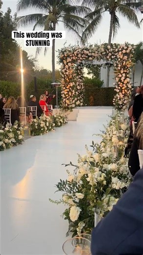 Tell me this isn’t the prettiest wedding setup you’ve seen…