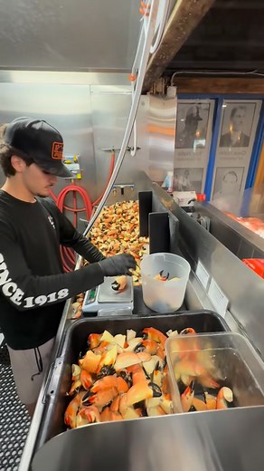 196K views · 1.4K reactions | Happy Monday鸞 Fresh Florida Stone Crab | Walt's Fish Market, Restaurant and Tiki Bar | Facebook