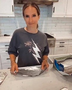 👋🏻🌞 Genius foil hack!!! by @the.blonde.chronicles ❤ ➡️10 MORE GENIUS FOIL TRICKS! 🔽 https://behindthechair.com/articles/10-of-the-best-foiling-tricks-we-shared-in-2019/ Please enjoy this silly video of me sharing a lil foil hack with you 😁 ⁣ ⁣ But really...I use big Costco foils for a lot of my services and this little trick saves me time. ⁣ ⁣ 💎Instead of taking one foil out at a time, take a stack of foils out, rest your hand on a foil, then flip the stack over and repeat ✌🏼 | BehindTheC