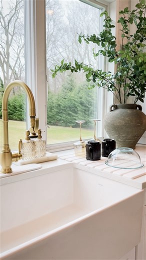 Danielle | Home Decor & Lifestyle on Instagram: "Daily cleaning is a breeze! ✨ -> Follow + comment YES & I’ll send you the links! Must-have Amazon kitchen finds you’ll love for your home or apartment! ✨ • water-absorbing dish drying stone mat • amber glass soap dispensers • dish towel holder • gold sponge holder #dpiahome #kitchenfinds #homesolutions #homedecor"