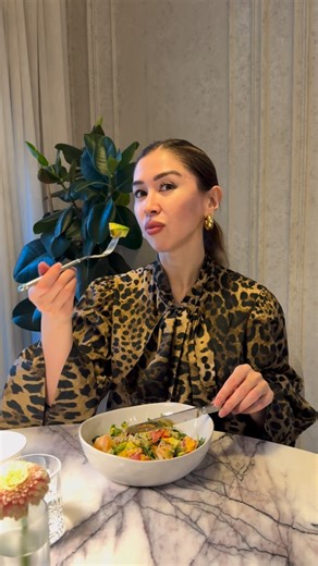 БЛОГЕР|ЭЛЕГАНТНОСТЬ & ЖЕНСТВЕННОСТЬ on Instagram: "🍽 Этикетте шанышқы мен пышақ қалай қойылады? Егер әлі жеп жатырсаңыз: Құралдарды табаққа V түрінде қойыңыз – бұл «мен жалғастырамын» деген белгі. Егер жеп болып болсаңыз: Шанышқы мен пышақты қатарлап, табақтың оң жағына қойыңыз – бұл «мен аяқтадым» деген белгі. #этикет #врек #врекомендации❤️✨ #элегантность #астана #женственность #кино #стиль #ресторанныйэтикет"