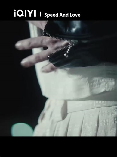 Jiang Mu dreams of being intimate with Jin Zhao in the swimming pool 🎬 🌟 Cast: Esther Yu, He Yu and others. 🎯 NOW STREAMING ON iQIYI #iQIYI #双轨 #SpeedAndLove | iQIYI Philippines