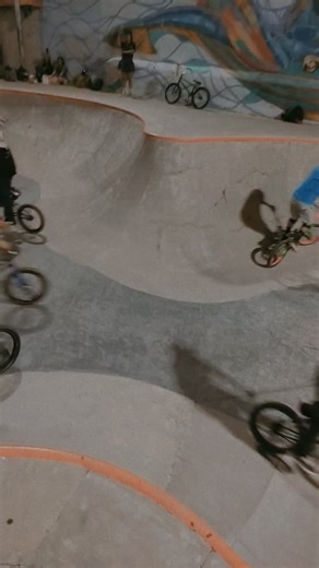 Videos de Bmx.Street (@bmx.streeet) con “original sound - Z”