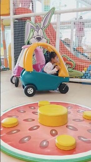 Zia naik mobil mobilan di playground mini Bintaro xchange