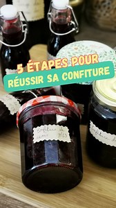 🫐🍓 Mes conseils en 5 étapes ⬇️ 1. Stériliser ses pots et ses couvercles : Je place mes bocaux en verre dans le four, puis je mets en marche pendant 1h à 150°C. Pour les couvercles, je les mets dans une casseroles d'eau bouillante pendant environ 10min. On peut stériliser les bocaux de la même façon. 2. Peser ses fruits et mettre les bonnes proportions : Je mets la même proportion de fruits que de sucre (sucre de betterave blanc ou sucre de canne) 1 citron par tranche de 500gr de préparation. J