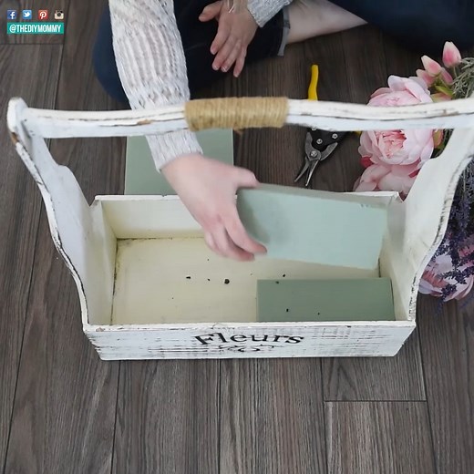 These beautiful Spring DIY ideas will have you dreaming of flowers and sunshine! More Spring DIY ideas here: https://thediymommy.com/?s=spring | Cozy DIY Home