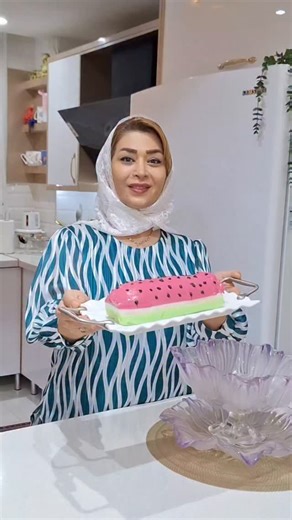 ‎سولماز/روزمرگی/ولاگ مهمونی/آموزشی‎ on Instagram‎: "مدیونی اگر با قر نبینی💃 راحت ترین ژله یلدای❌️ دوست قشنگم من سولماز هستم تو پ.یجم کلی ترفند آشپزی و روزمرگیهامو با شما به اشتراک میزارم✅️ ژله سه بسته انار الورا طالبی اول ژله هارو‌با آبجوش و بعد که دمای محیط رسید با یک لیوان شیر مخلوط میکنیم✅️ ❌️❌️❌️اگر مثل من خرابکاری کردین و برید بریده شد بریزید داخل مخلوط کن چند پالس که بزنه ی دست و صاف میشه❌️❌️ قوطی نوشابه رو برش بزنید و چرب کنید❌️ از رنگ قرمز شروع کنید داخل قوطی بریزید و هر دفعه که ژله بست