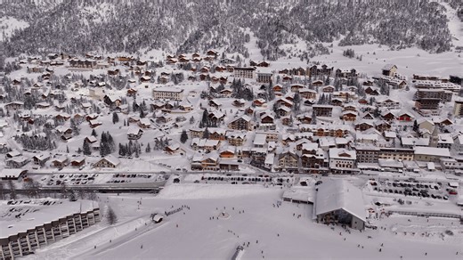 ❄️ La magie de l’hiver est bien là à Montgenèvre ! ❄️ Vue du ciel, les pistes se parent de leur plus beau manteau blanc… et la bonne nouvelle, c’est que la neige est au rendez-vous pour toute la saison ! ⛷️ Que vous soyez amateur de grands espaces, de belles descentes ensoleillées ou simplement venu profiter de l’ambiance montagne, tout est réuni pour vivre un hiver inoubliable. 🎿 Prêts à chausser les skis et à nous rejoindre ? #MontgenèvreExpérience #Montgenèvre #MyMontgenèvre | Montgenèvre