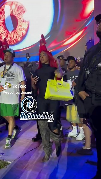 Pelo rojo @yailinlamasviral fabulosa en la presentación de @anuel en Santo Domingo ¿Del 1 al 10, qué tal? 👉🏻 sigue @reconocidostv #reconocidosnet #anuel #YAILINLAMASVIRAL