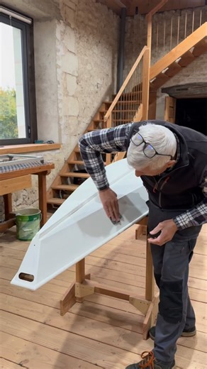 Deuxième couche de peinture de la coque de la périssoire à la peinture glycérophtalique. #perissoire #périssoires #contreplaqueepoxy #contreplaquéépoxy #woodenboat #boatlife #smallboats #boatbuilding #woodenboats | La Brineraye