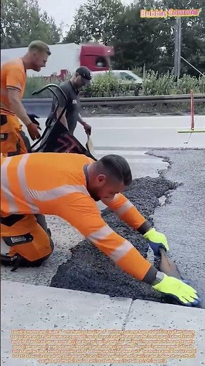 Réparations manuelles : des ouvriers appliquent de l’asphalte chaud pour réparer la chaussée