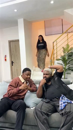 Lindaikejiblog on Instagram: "Drama as f!.ght breaks between Syd Iwundu and a hot tempered lady, Queen who gives him a di*ty sl@p"