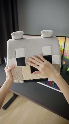 Unboxing the Secretlab Memory Foam Lumbar Pillow Minecraft Wolf Edition