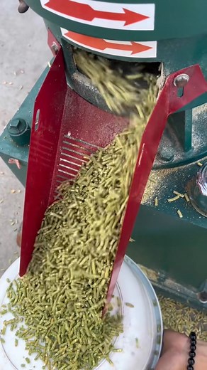 78K views · 253 reactions | Boost your farm’s productivity with our premium feed pelletizer machine! Smooth operation and increased feed output. Whatsapp: wa.me/+8615966681218 #feedpelletizer #animalfeedpelletmachine #pelletfeedmillforsale #feedpelletmakingmachine #feedpelletmachine #feedpelletmills | Pellet Machine Factory TCPEL | Facebook