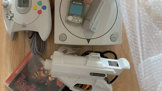 今天又买了一套发布于1998年的世嘉dc游戏机，Dreamcast！这台主机虽然在当时的主机大战中落败于索尼的ps2，但在复古玩家眼里那绝对是经典中的经典！！！_哔哩哔哩_bilibili