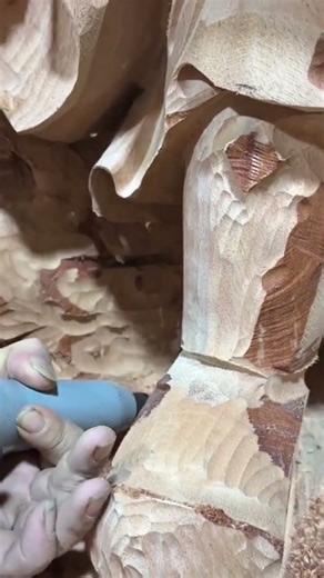 carving wood to form highly artistic 3-dimensional sculptures, using a wood carver